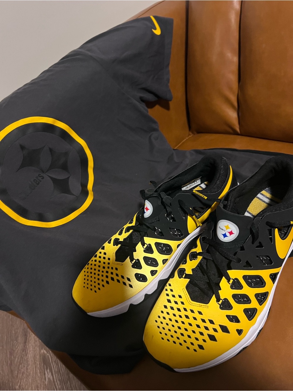 Nike Train Speed 4 AMP Pittsburgh Steelers sz 12 & Nike Steelers shirt sz L